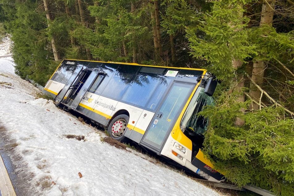 Der Linienbus rutschte in den Seitengraben und muss nun geborgen werden.