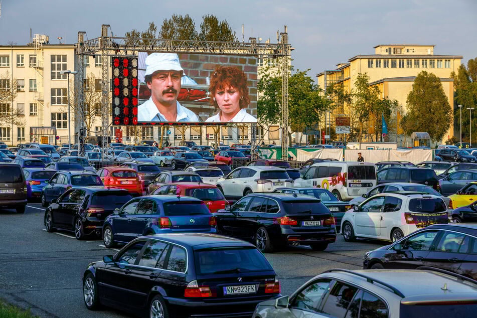 Gefahrlos Filme gucken: Im eigenen Wagen geht das in verschiedene Autokinos. Zum Beispiel in Dresden und Görlitz.