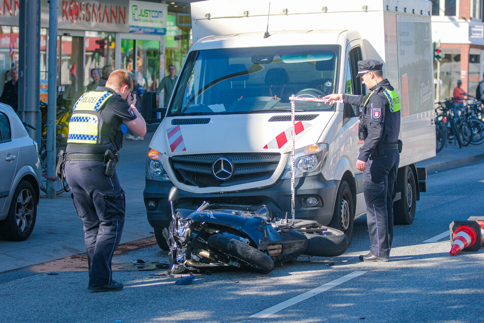 Bei einem Unfall in Hamburg ist eine Motorradfahrerin am heutigen Dienstagmorgen schwer verletzt worden.