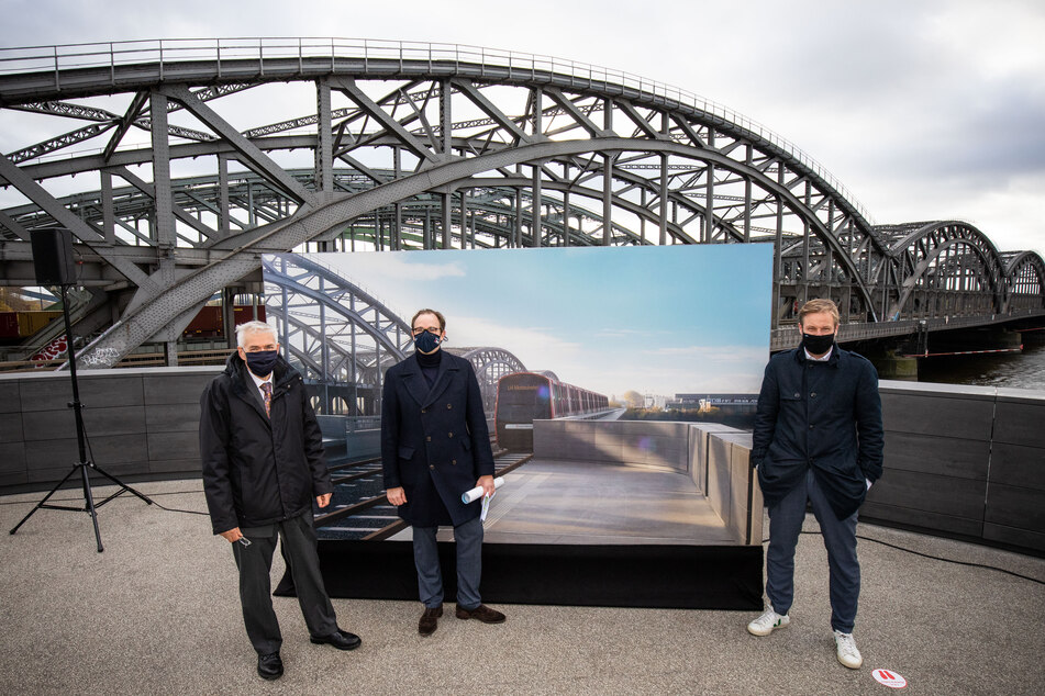 Jürgen Bruns-Berentelg (l-r), Henrik Falk und Anjes Tjarks stehen bei einer Pressekonferenz zum Start der Planungen für die Verlängerung der U4 an der Station Elbbrücken.