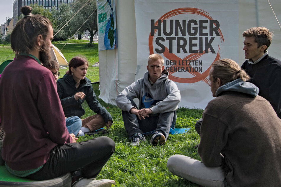 Hungerstreik: Baerbock hat Sorge und quatscht per Telefon mit Klima-Aktivisten