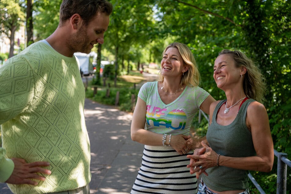 Bei "Terra Xplore: Mutter sein – Zwischen Liebe und Druck" spricht Nina Bott (m.) mit Leon Windscheid (37) und Schauspielkollegin Rhea Harder-Vennewald (50, r.).