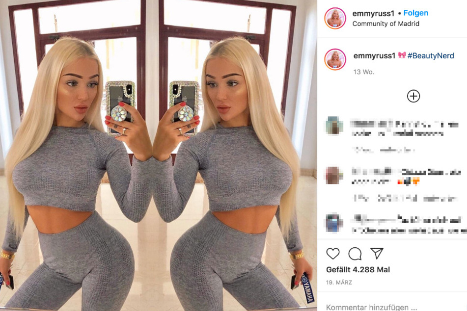 Die Blondine posiert in sexy Pose vor dem Spiegel.