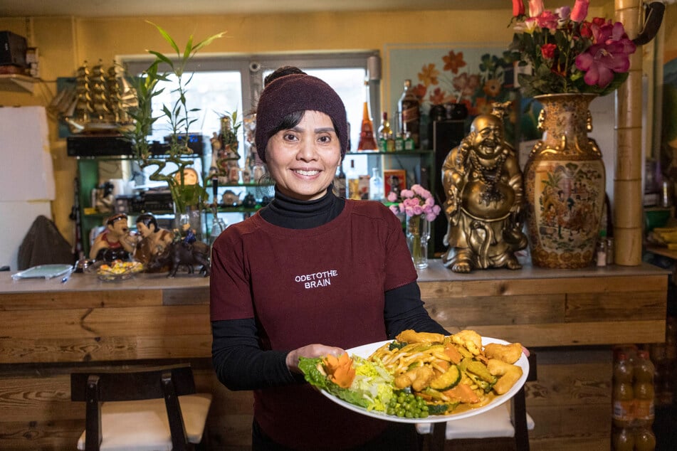 Vize-Chefin Thanh Thi Hong Vu (59) weiß, dass der Kunden-Liebling "Udon-Nudeln mit gebackenen 'Shrimps'" ist: "An manchen Tagen bestellen das bestimmt um die 45 Prozent."