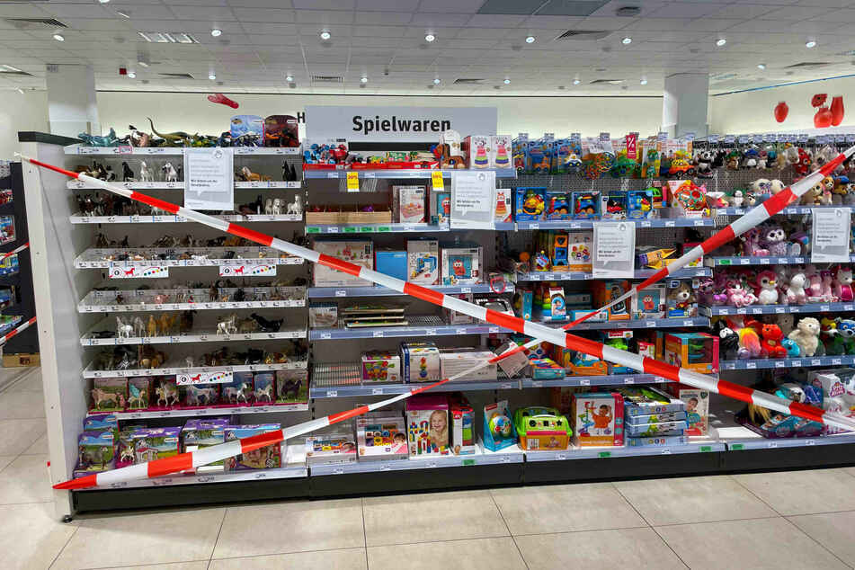 Für kurze Zeit durften in Supermärkten keine Produkte verkauft werden, die nicht "für den täglichen Bedarf gedacht sind". Spielwaren waren also tabu.