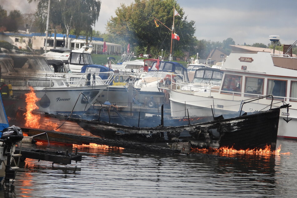 Eines der brennenden Boote.
