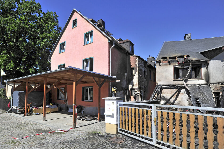In Einsiedel griff der Carport-Brand auf ein Nachbarhaus über. Zwei Frauen (82, 34), ein Mann (41) und zwei Kinder (8, 11) konnten sich in Sicherheit bringen.