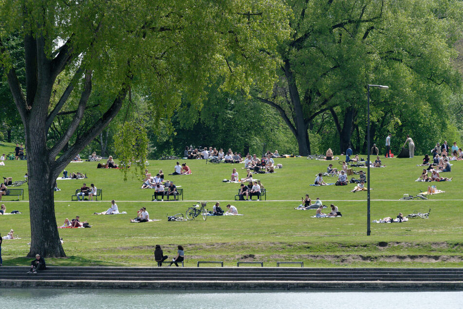 Am Aachener Weiher in Köln gilt ab sofort Alkoholverbot. Kölner hatten dort am Wochenende trotz Corona-Pandemie eine große Party samt DJ gefeiert.