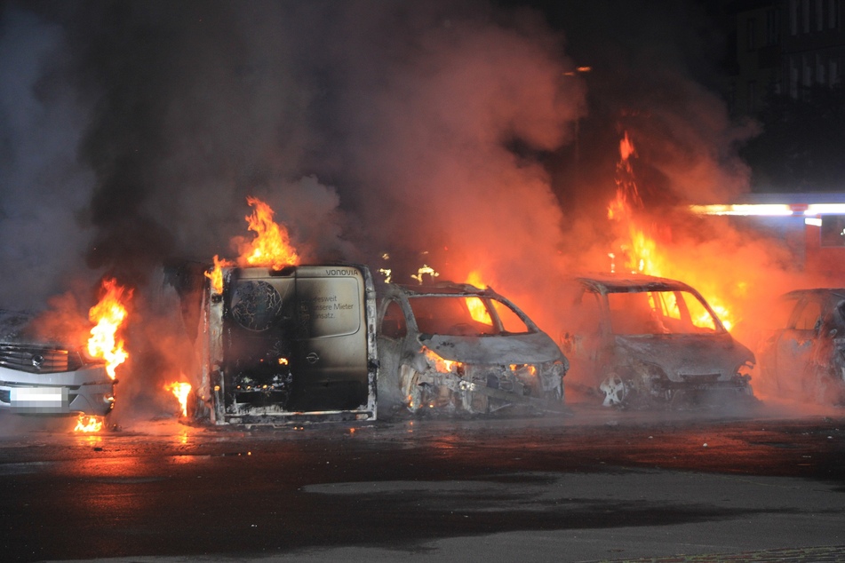 Berlin: Wieder Rauch über Berlin: Etliche Autos in Flammen, darunter Vonovia-Fahrzeuge