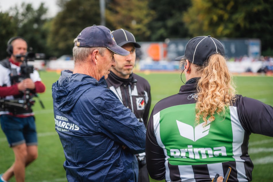 Headcoach Greg Seamon (70, l.) war nicht mit jeder Entscheidung der Schiedsrichter einverstanden.