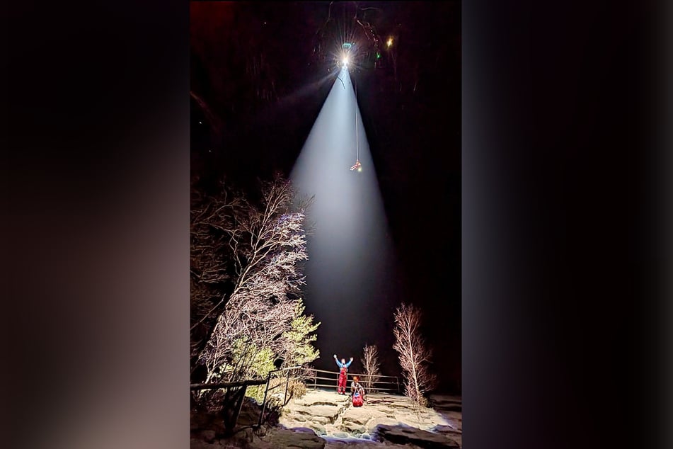 Einsatz auf dem Lilienstein: Ein Luftretter angelte sich den schwer verletzten Mann im Lichtkegel des Hubschraubers.