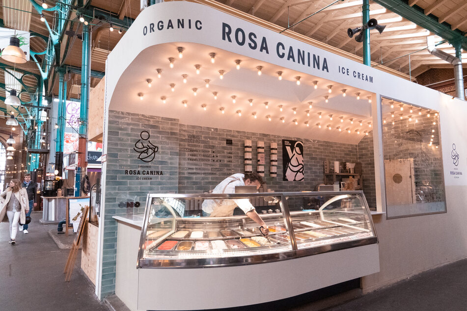 Das leckere Eis von Rosa Canina gibt es nicht nur in Berlin-Mitte, sondern z. B. auch in der Markthalle Neun in Kreuzberg.