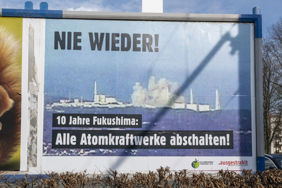 Dieses Plakat in der Reitbahnstraße erinnert an das Reaktorunglück in Fukushima vor zehn Jahren.