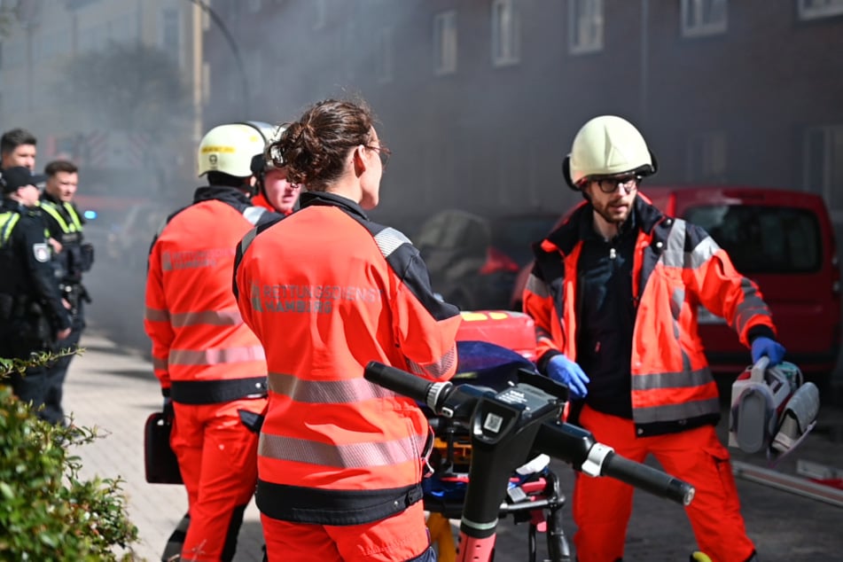 Am Samstag waren die Kräfte der Feuerwehr und des Rettungsdienstes in der Hamburger Woellmerstraße im Einsatz.