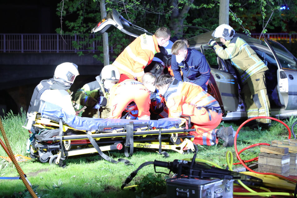 Bei dem Verkehrsunfall in der Löbtauer Straße in Dresden wurden alle drei Insassen schwer verletzt.