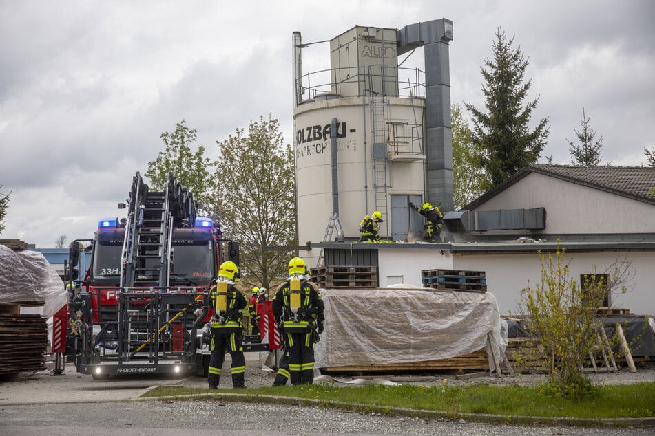 Feuerwehreinsatz im Erzgebirge: Brand in Spänebunker