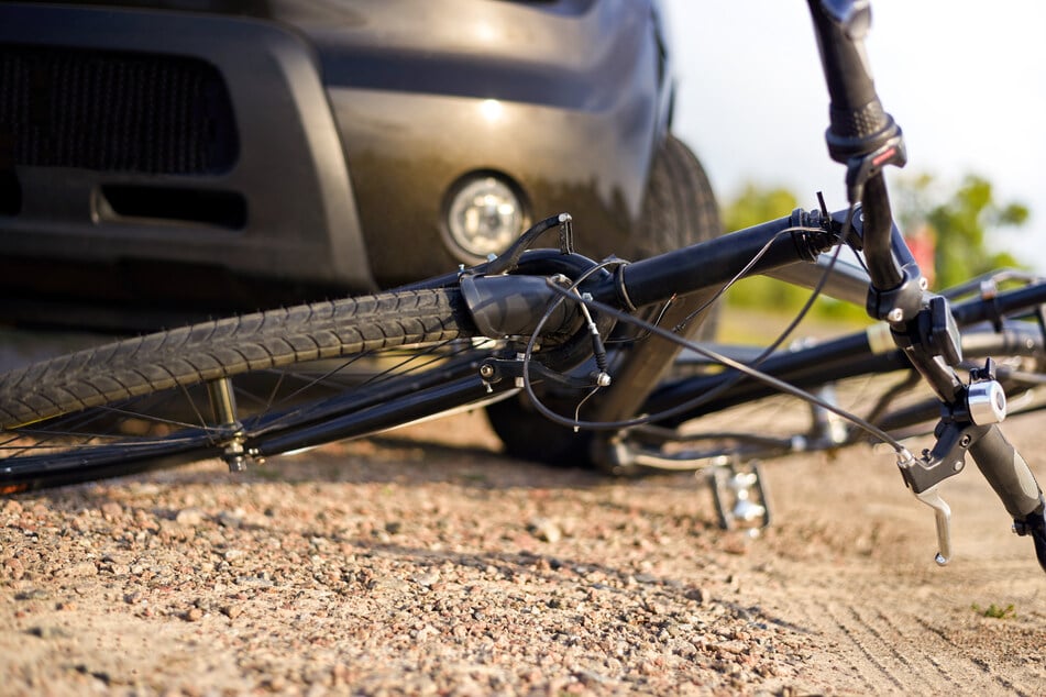 90-Jähriger Ford-Fahrer will auf Gehweg überholen: Radfahrer schwebt in Lebensgefahr