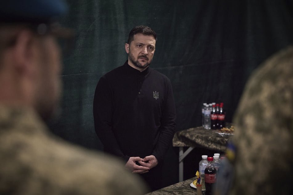 Der ukrainische Präsident Wolodymyr Selenskyj (47) hielt am Montag einen Frontbesuch ab.