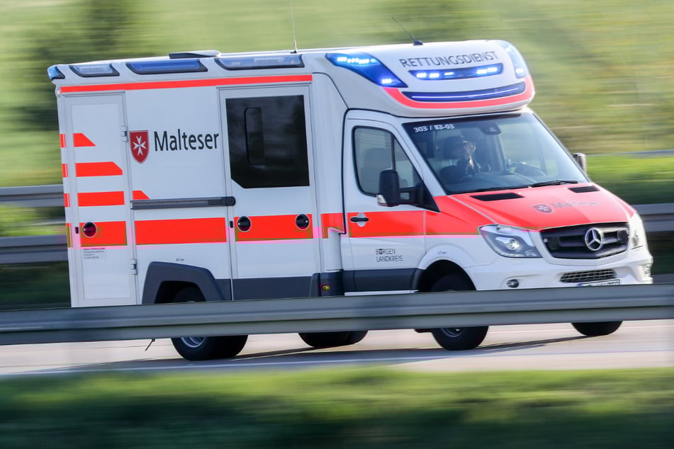Nach dem Hundebiss wurde die Spaziergängerin in ein Krankenhaus gebracht. (Symbolbild)