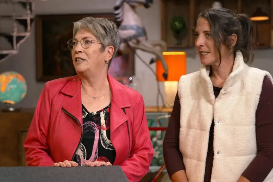 Verkäuferin Monika (l.) aus Niederkassel hat ihre Tochter Petra zur Unterstützung mit zu "Bares für Rares" genommen.