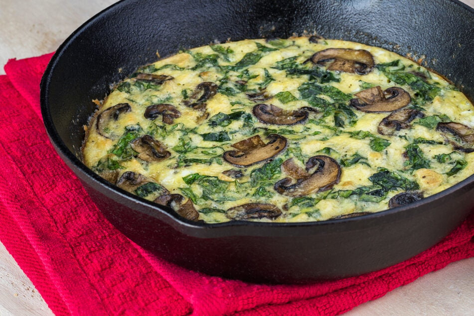 Eine herzhafte Frittata aus Eiweiß ist schnell gemacht und schmeckt richtig lecker.