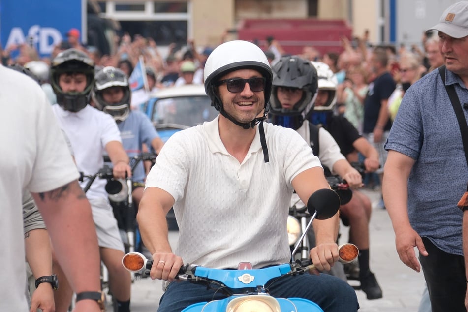 AfD-Politiker Ulrich Siegmund (35) ist bekannt für gemeinsame Simson-Fahrten mit seinen Fans.