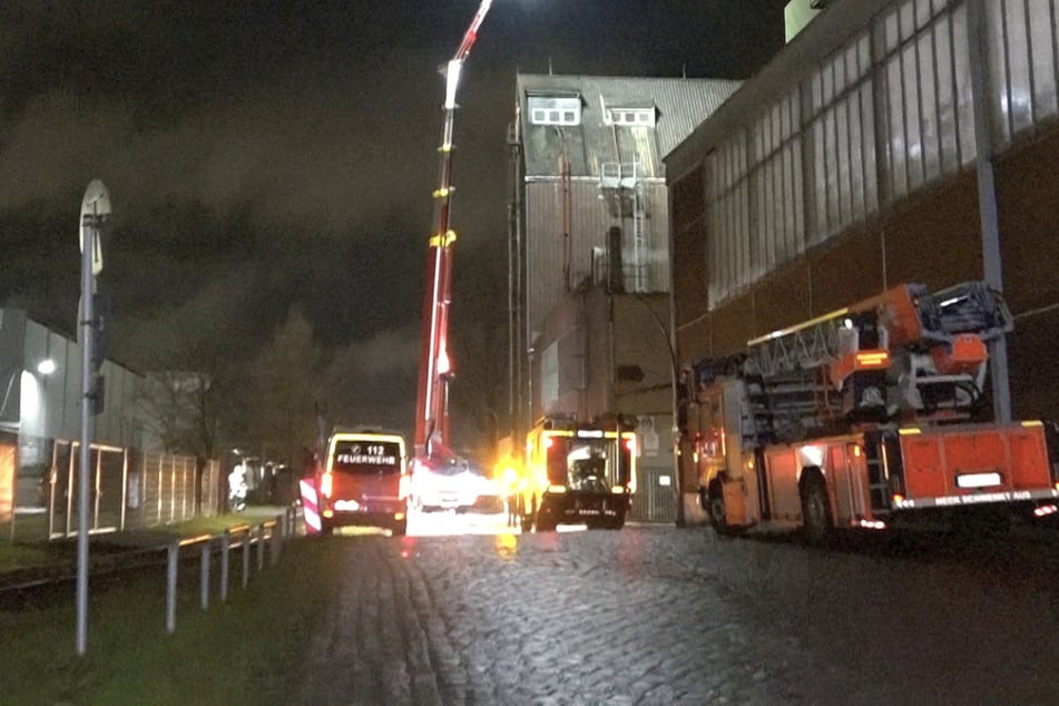 Die Feuerwehr rückte in der Nacht zu einem Brand in Hamburg-Heimfeld aus.