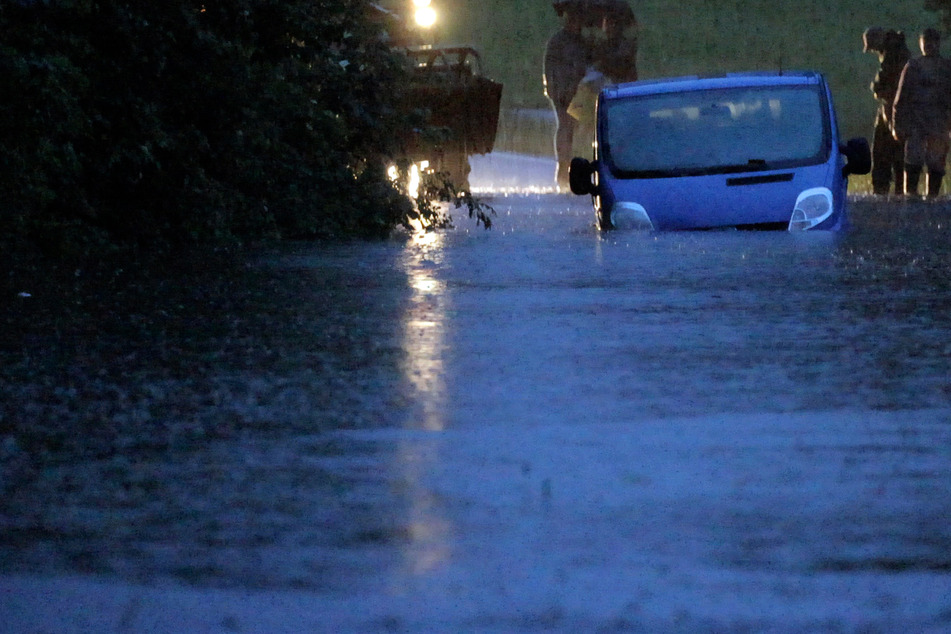 Sorge vor Jahrhundert-Hochwasser: Überschwemmte Straßen, übergetretene Flüsse