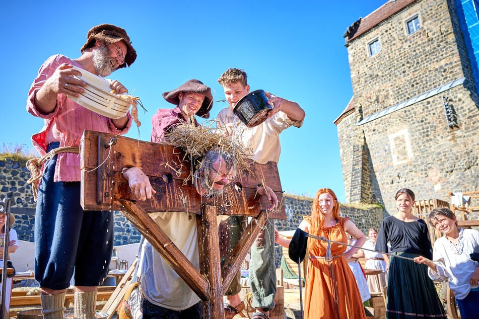 Ein Historienspektakel könnt Ihr auf der Burg Stolpen erleben.