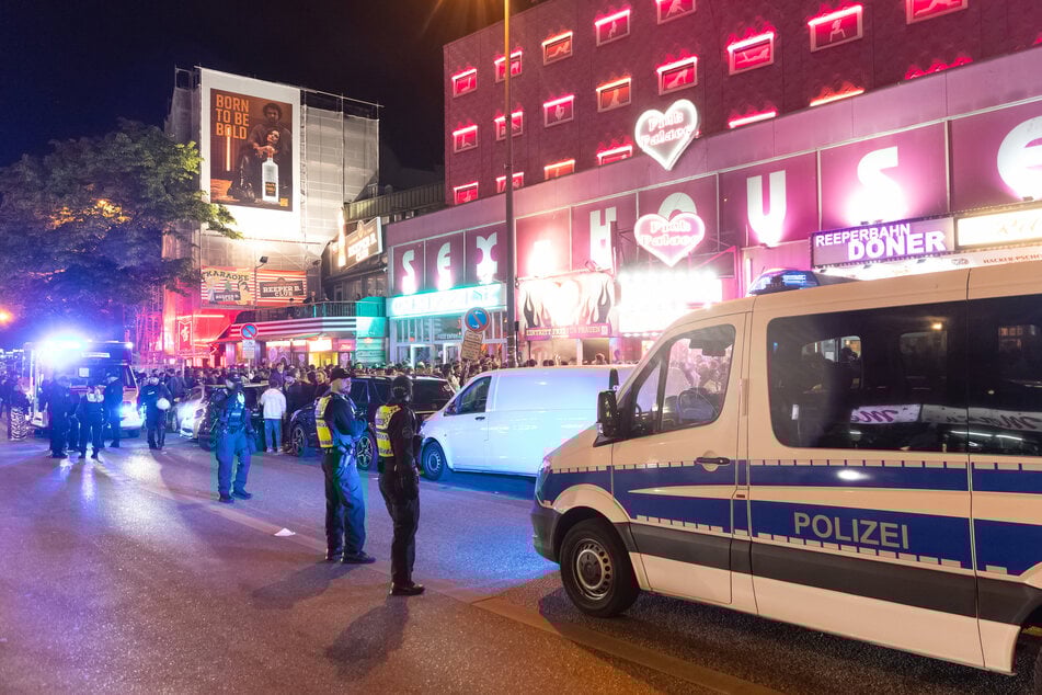 Die Reeperbahn in Hamburg ist das berühmte Vergnügungsviertel der Stadt, bekannt für ihr Nachtleben. (Archivbild)