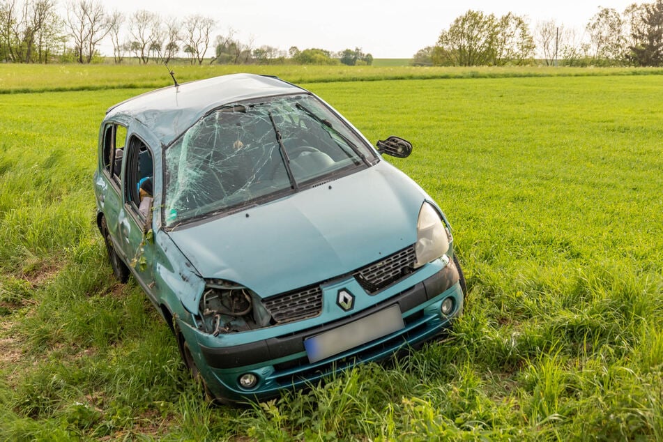 Dieser Renault kam am Mittwoch von einer Landstraße im Erzgebirge ab. Das Auto überschlug sich und erlitt einen Totalschaden.