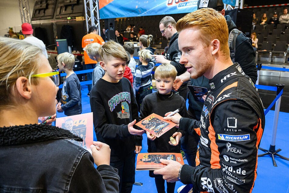 Jonas Greif ist Fahrer im Porsche Carrera Cup Deutschland und freut sich über gute Gespräche.