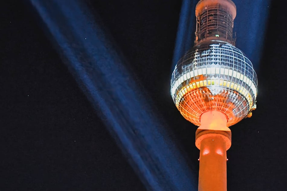 Berlin: Nanu, was war denn da am Fernsehturm los?