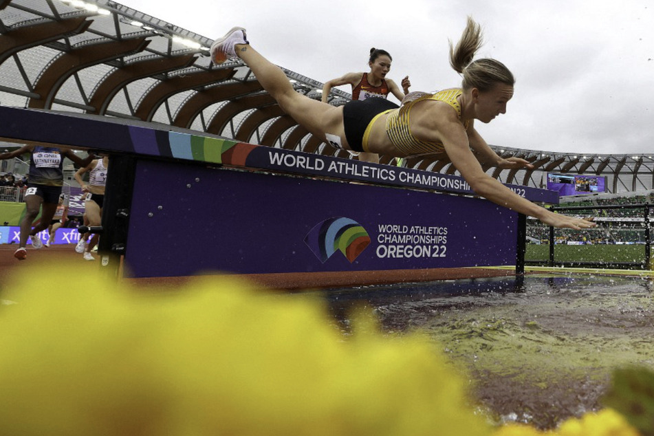 Deutsche landet kopfüber im Wassergraben: Spektakulärer Sturz bei Leichtathletik-WM