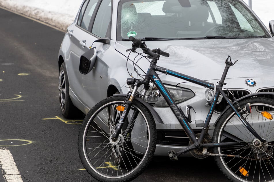 Ein BMW und ein Fahrradfahrer stießen auf der L3141 zusammen: Die Landstraße wurde infolge des Crashs am Freitagmorgen voll gesperrt.