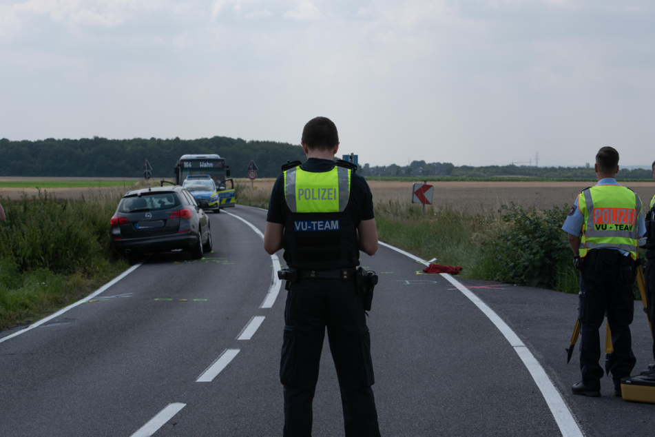 Polizisten sichern nach dem tödlichen Unfall in Köln-Zündorf Spuren.