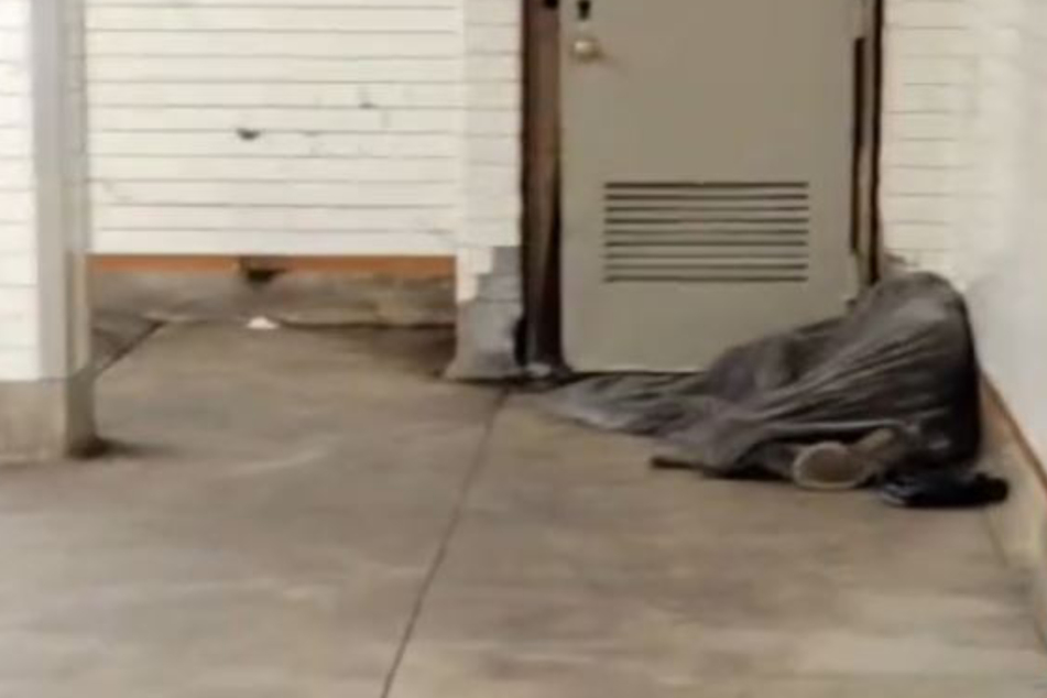 Mann geht auf Obdachlosen zu: Was plötzlich unter dessen Decke auftaucht, ist extrem eklig