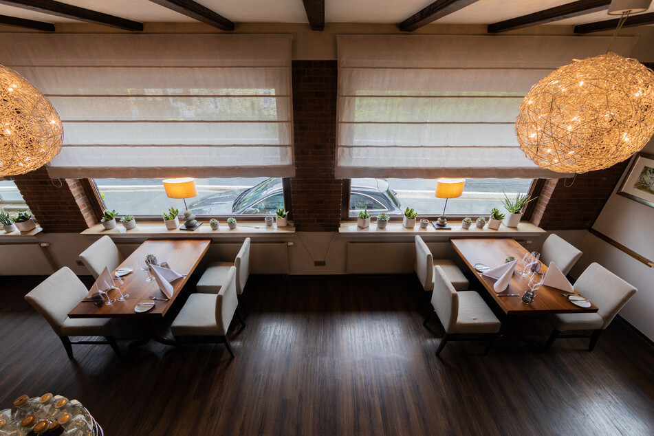 Nach scharfer Kritik aus der Gastronomie lockert Nordrhein-Westfalen eine strenge Corona-Regel für Restaurants und Cafés.