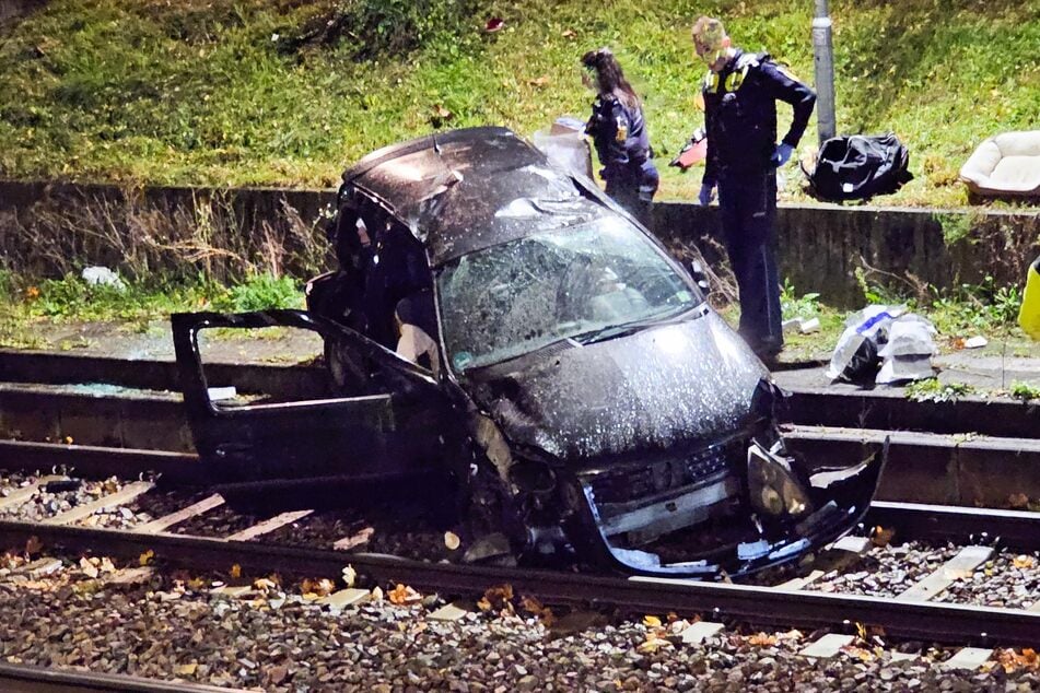 Das Auto landete in einem Gleisbett.