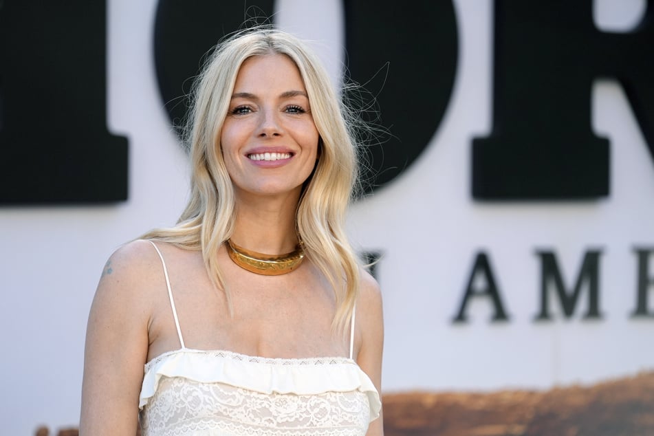 Sienna Miller (44) ist jetzt glückliche Dreifachmama.