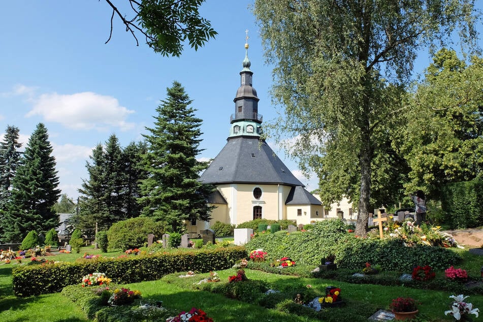 Wanderer kommen auch an der Seiffener Rundkirche entlang.