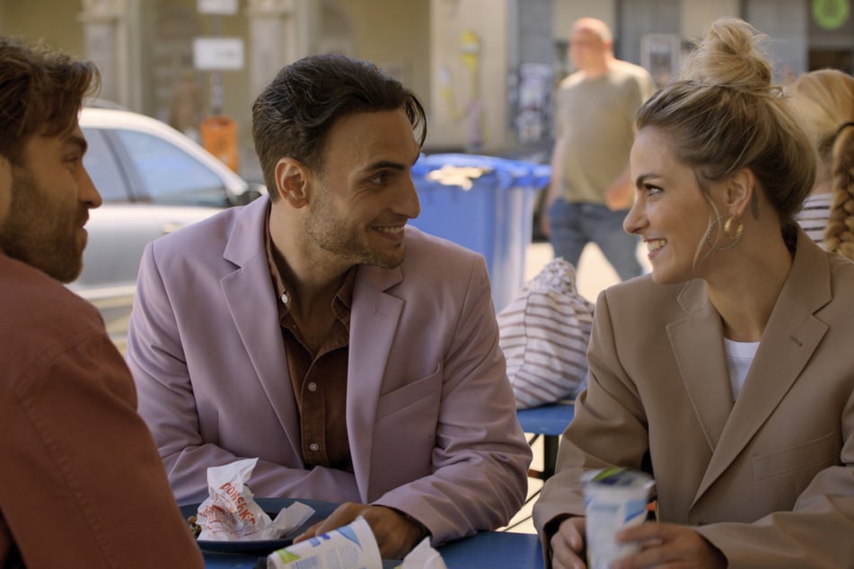Nihat (2.v.l.) trifft auf seine Schwester Liz.