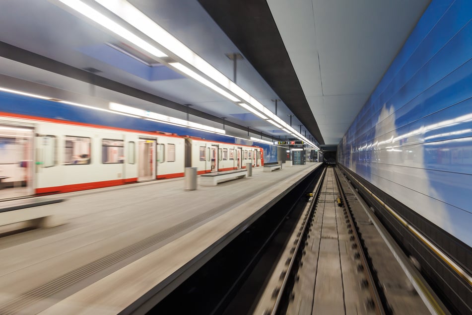 Als die Fahrkarten-Kontrolleure die Personalien des Schwarzfahrers feststellen wollten, rastete dieser aus. (Symbolbild)