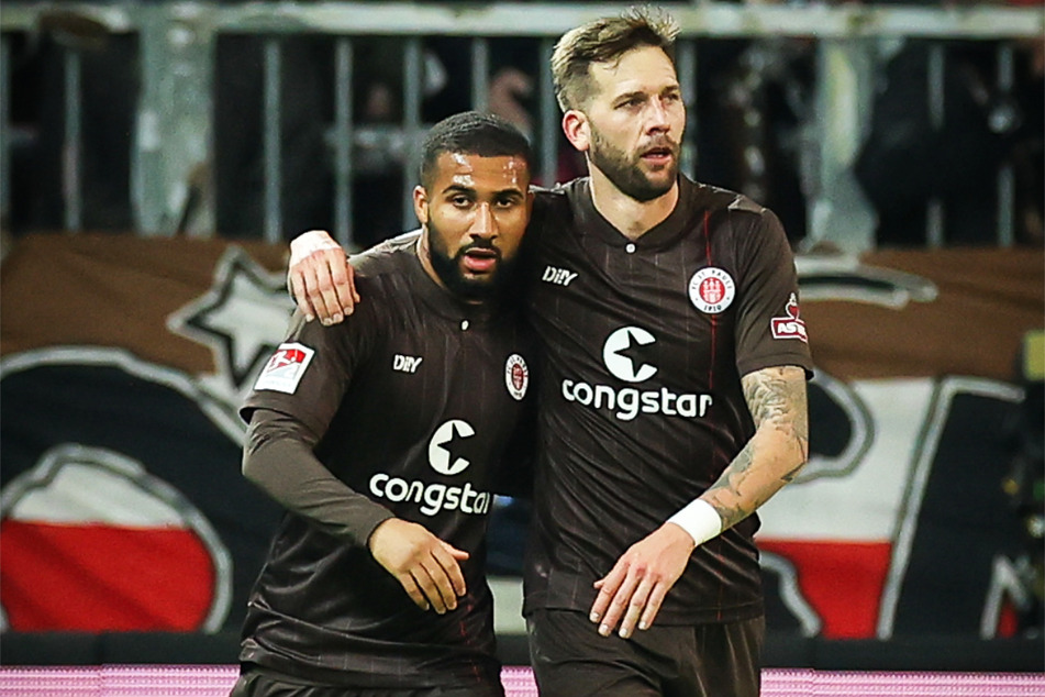Guido Burgstaller (33, r.) und Daniel-Kofi Kyereh (26) haben durch ihre Abgänge eine große Lücke in die Offensive des FC St. Pauli gerissen.
