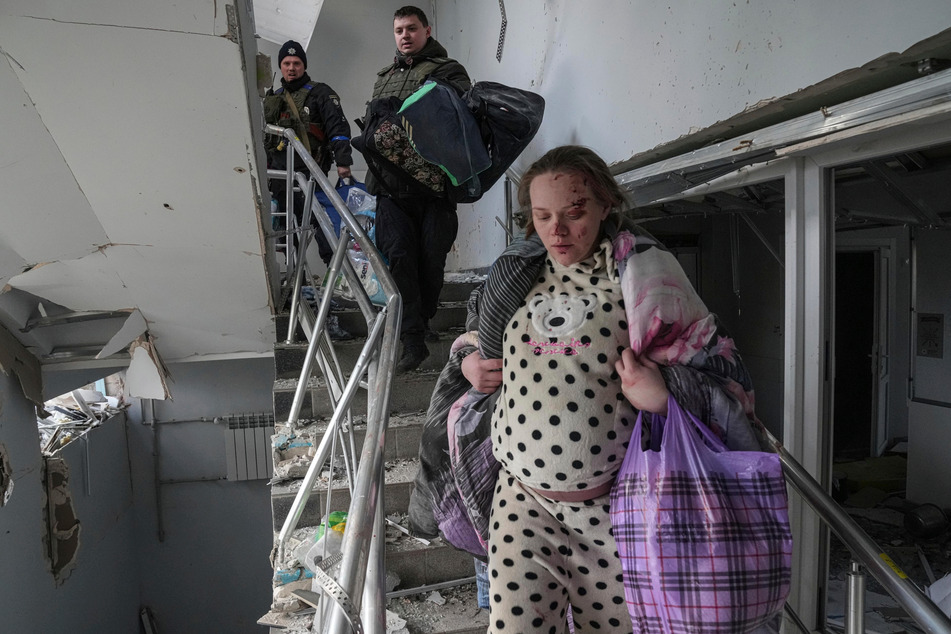 9. März 2022: Die verletzte und schwangere Mariana Vishegirskaya geht die Treppe des Entbindungskrankenhauses in Mariupol hinunter, das durch Beschuss beschädigt wurde.