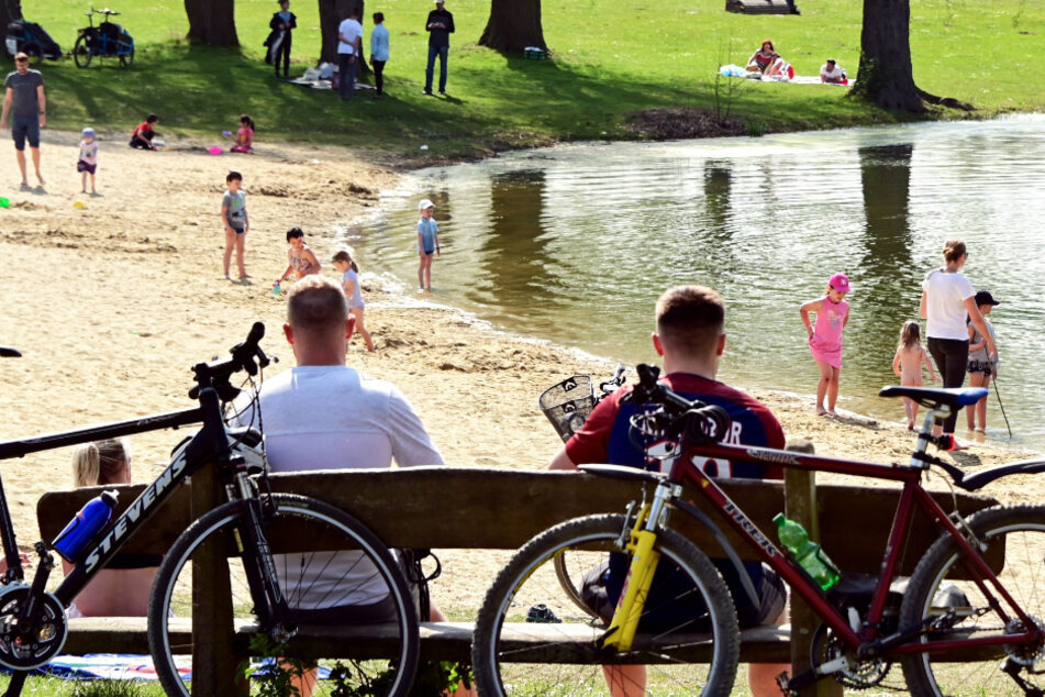 Zahlreiche Freizeitsportler und Mütter mit Kindern bevölkern den Strand am Bugasee in Kassel.