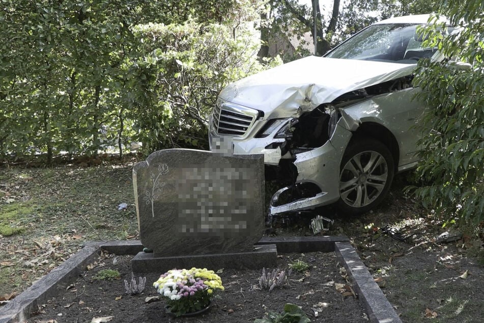 Das Auto durchbrach die Hecke eines Friedhofs und kam kurz vor einem Grabstein zum Stehen.