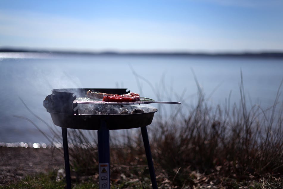 Ein Grilltreffen von Jugendlichen in Wallenhorst ist schiefgegangen. Ein Junge wurde von einer Stichflamme getroffen. (Symbolfoto)