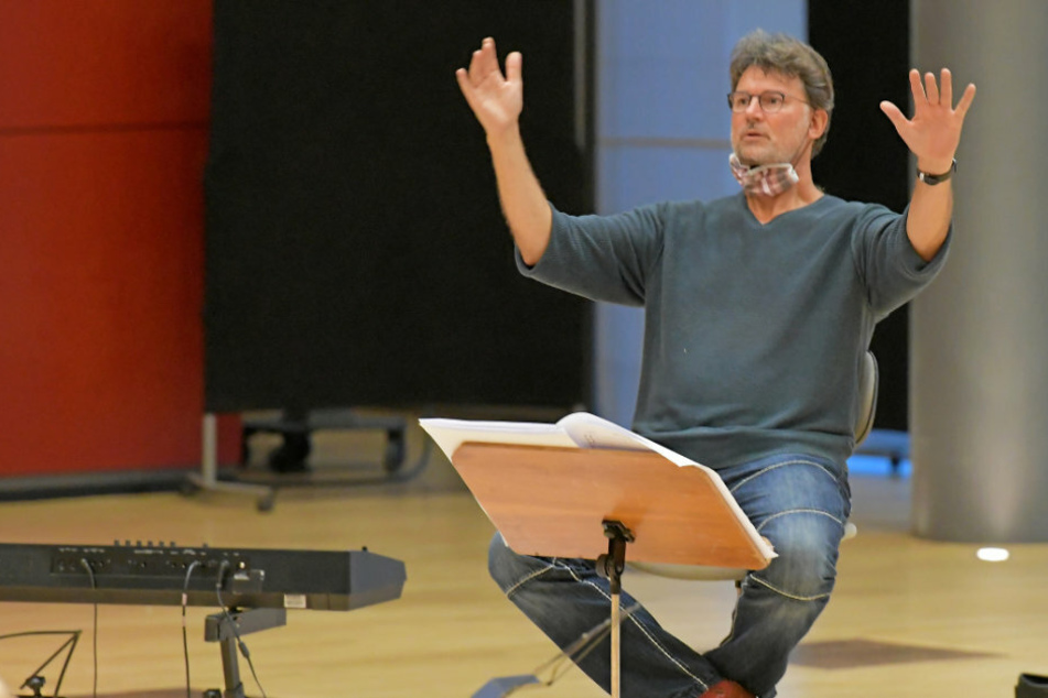 Professor Milko Kersten (55) dirigiert vom Podest aus das Jugendsinfonieorchester des Heinrich-Schütz-Konservatoriums.