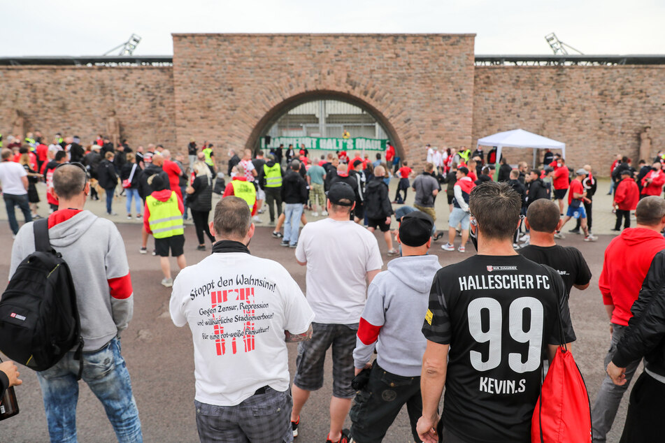 Fans des Halleschen FC protestieren mit einem Banner "Frankfurt halt's Maul!" vor dem Erdgas-Sportpark gegen das Geister-Heimspiel des Drittligisten gegen Eintracht Braunschweig.